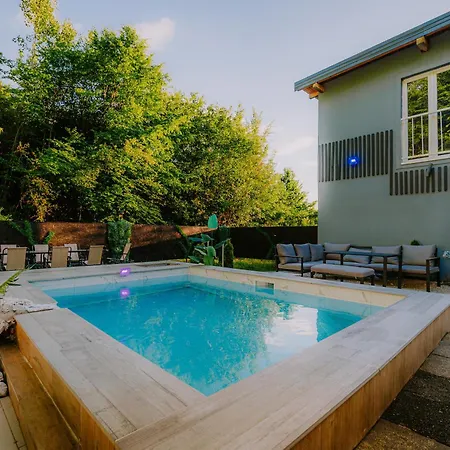 Vikendica Panorama House Sarajevo- Jacuzzi, Bazen & Pogled Na Grad 1 *